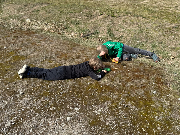 Får honom att lägga bort iPaden